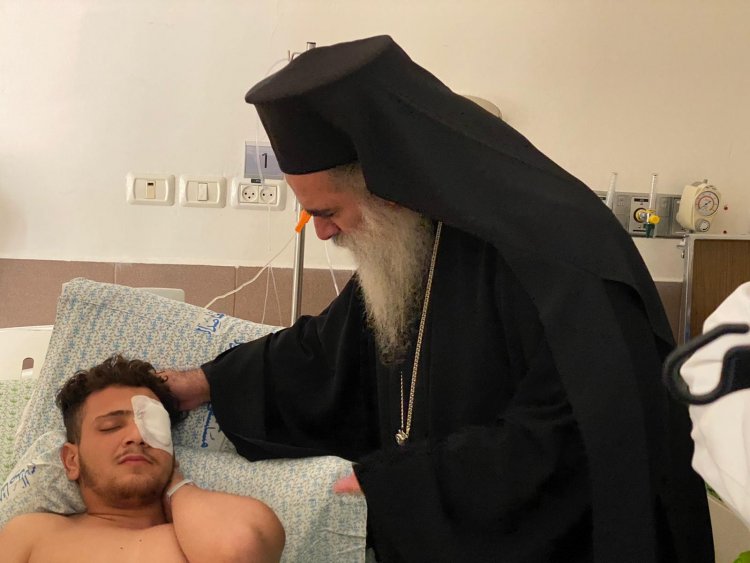 المطران عطالله حنا يتفقد مصابي المواجهات في القدس