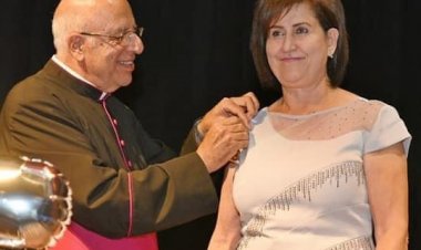 البطريرك اللاتيني يقلّد مديرة مدرسة اللاتين في الرينة وسام الصليب الذهبي