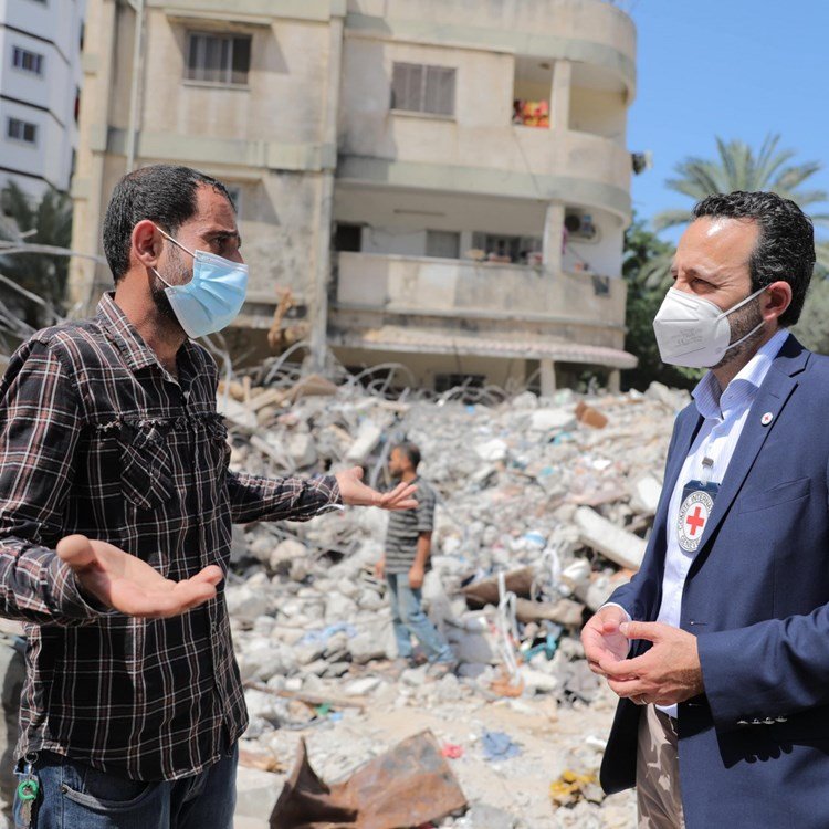 مدير الصليب الأحمر الدولي يعلن من غزة عن استعداده للوساطة حول الأسرى