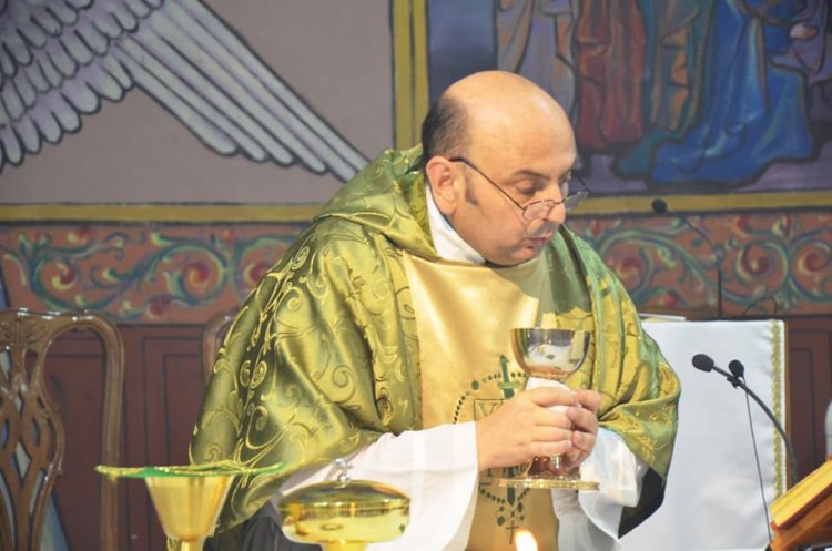 وفد من حماس يزور راعي كنيسة اللاتين في غزة مطمئنا على صحته