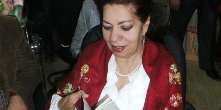 وفاة الشاعرة العراقية لميعة عباس عمارة من أعلام الشعر الحر