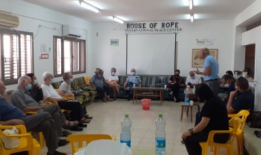 "فلسطينيون ويهود من أجل اللا عنف" يقدمون العزاء لأعضاء "بيت الأمل" في شفاعمرو برحيل الأستاذ الياس جبور