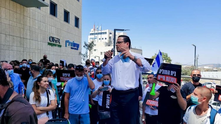 مظاهرة لطواقم المستشفيات الأهلية أمام وزارة الصحة للمطالبة بتنفيذ الاتفاق