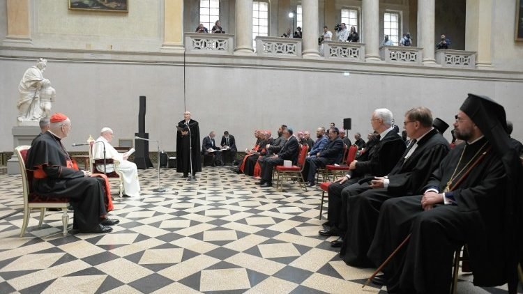 البابا فرنسيس يلتقي ممثلي مجلس الكنائس المسكوني وجماعات يهودية في بوادبست