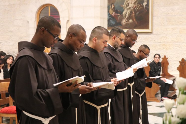 ستة رهبان جدد يبرزون نذورهم الرهبانية الاحتفالية في بيت لحم