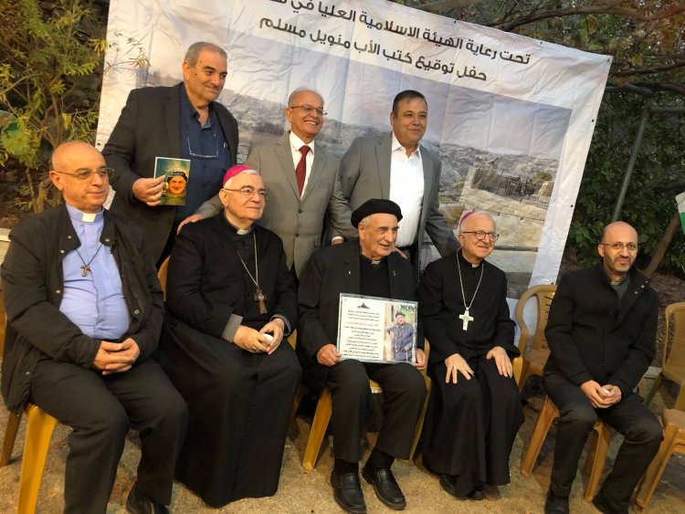 وفد مقدسي رفيع يزور الأب مناويل مسلّم في بير زيت دعما لمبادرته وإشهارا لكتابه الجديد