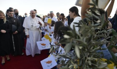 البابا فرنسيس يصل إلى قبرص ويبدأ لقاءاته الرعوية