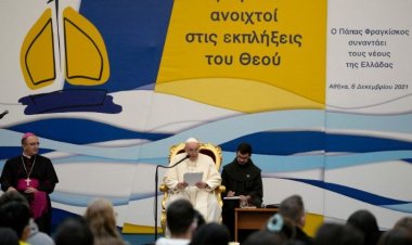 البابا فرنسيس يختتم زيارته إلى اليونان بلقاء مع الشباب ويدعوهم للتحلي بشجاعة الرجاء