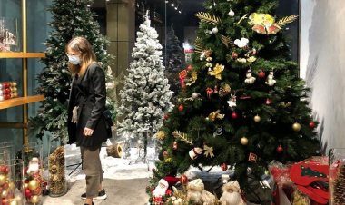 سابقة في السعودية أجواء احتفالية بعيد الميلاد وانتشار لشجرة الكريسماس وقبعات سانتا كلوز