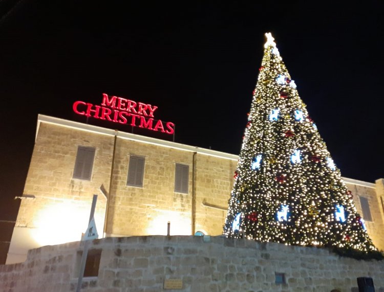 شفاعمرو تحتفل بإضاءة شجرة الميلاد بمسيرة جماهيرية وحفل متواضع