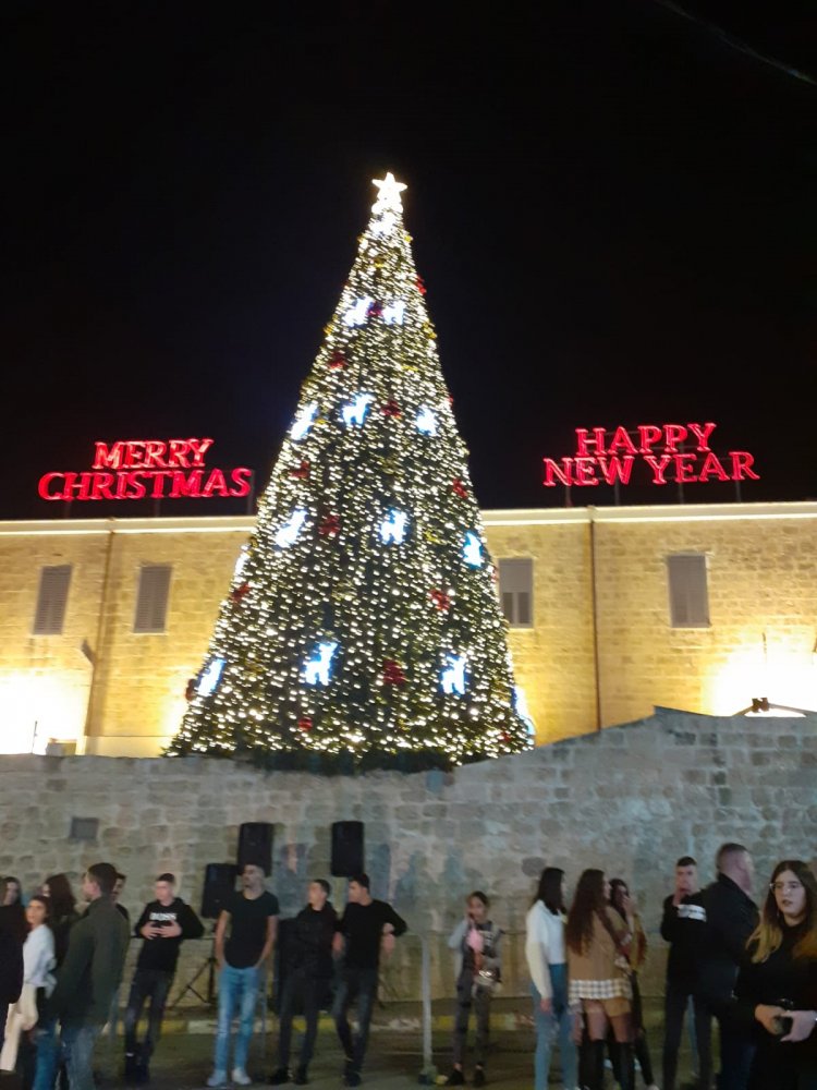 شفاعمرو تحتفل بإضاءة شجرة الميلاد بمسيرة جماهيرية وحفل متواضع