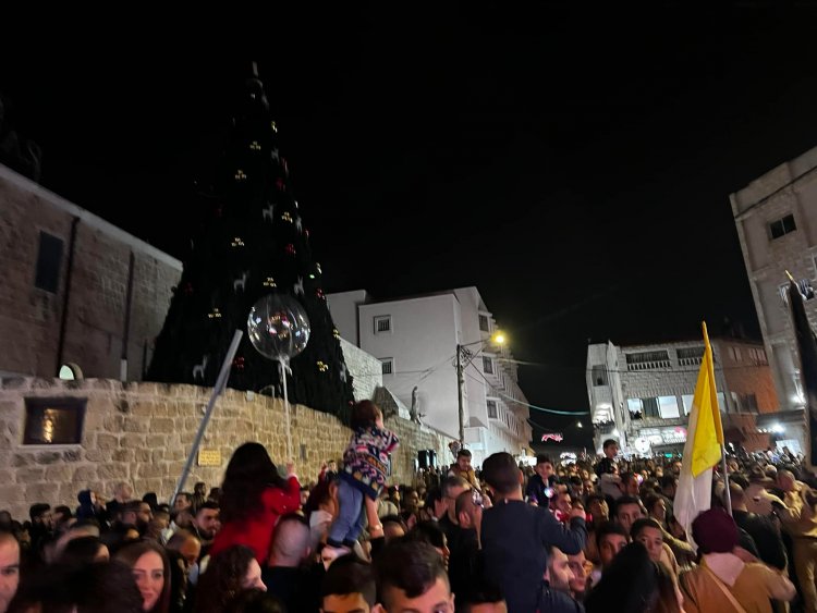 شفاعمرو تحتفل بإضاءة شجرة الميلاد بمسيرة جماهيرية وحفل متواضع