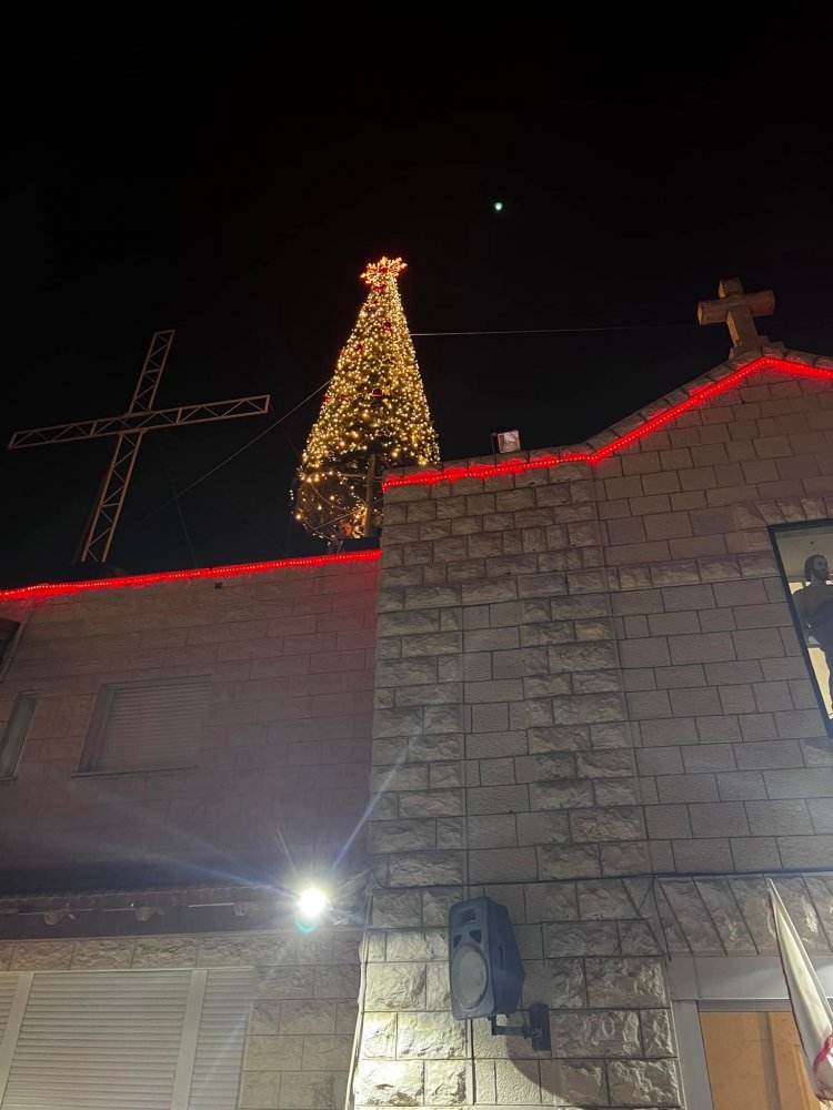 شفاعمرو تحتفل بإضاءة شجرة الميلاد بمسيرة جماهيرية وحفل متواضع