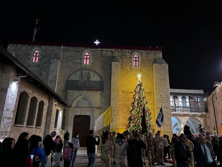 شفاعمرو تحتفل بإضاءة شجرة الميلاد بمسيرة جماهيرية وحفل متواضع