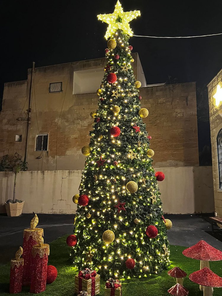 شفاعمرو تحتفل بإضاءة شجرة الميلاد بمسيرة جماهيرية وحفل متواضع