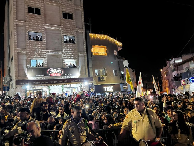 شفاعمرو تحتفل بإضاءة شجرة الميلاد بمسيرة جماهيرية وحفل متواضع