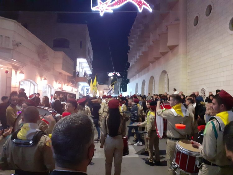 شفاعمرو تحتفل بإضاءة شجرة الميلاد بمسيرة جماهيرية وحفل متواضع