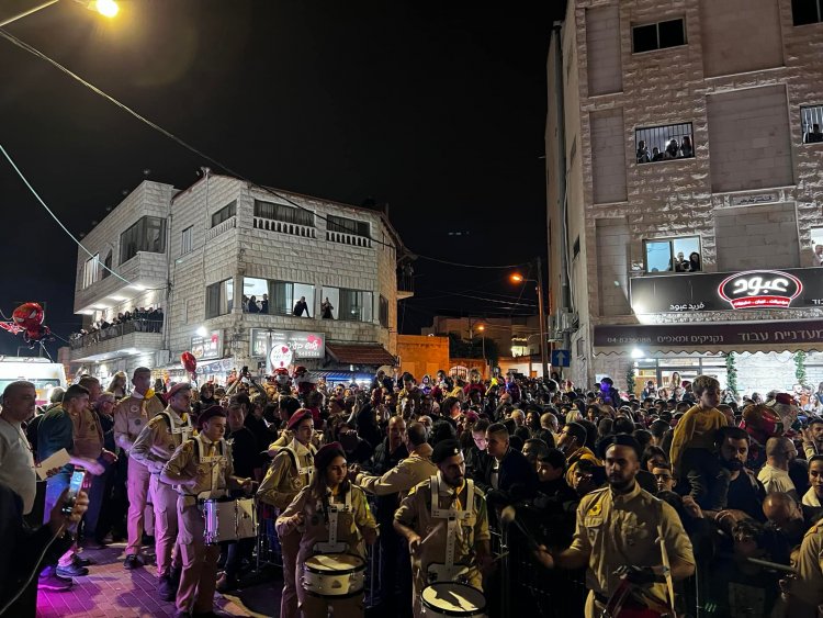 شفاعمرو تحتفل بإضاءة شجرة الميلاد بمسيرة جماهيرية وحفل متواضع