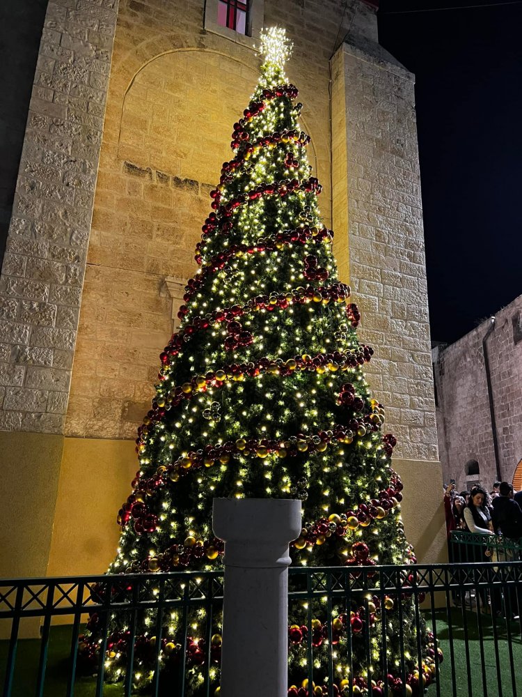 شفاعمرو تحتفل بإضاءة شجرة الميلاد بمسيرة جماهيرية وحفل متواضع