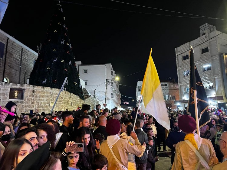 شفاعمرو تحتفل بإضاءة شجرة الميلاد بمسيرة جماهيرية وحفل متواضع