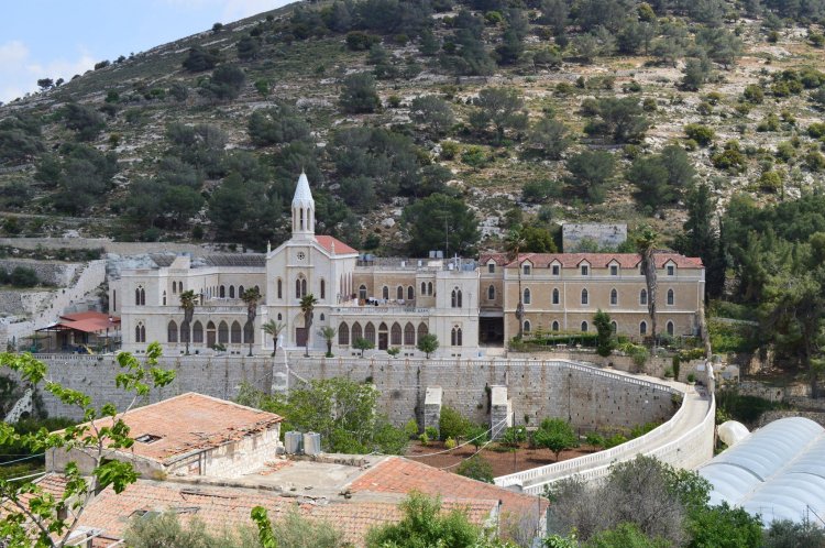 دير الجنّة المقفلة في أرطاس جنوبي بيت لحم.. آية في الجمال والفرادة