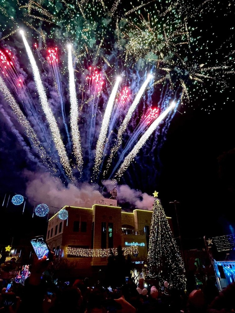 احتفالات إضاءة شجرة الميلاد بين فرح الأطفال والأهالي ومظاهر البذخ