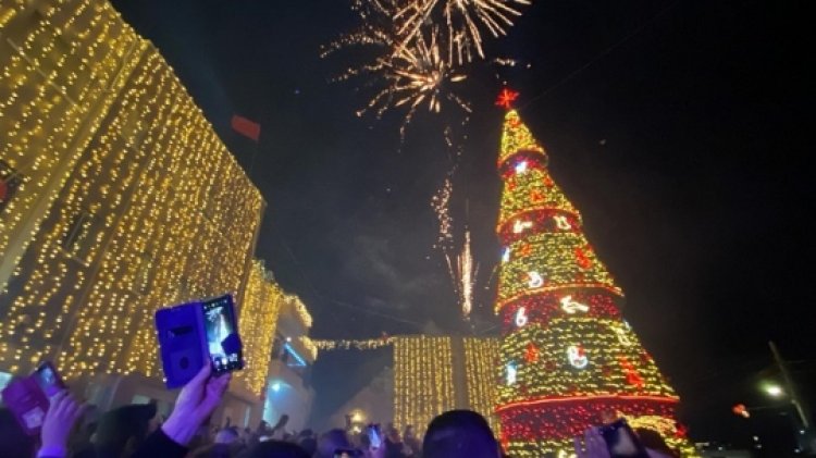 عبلّين تبتهج وتعزّز وحدتها بإضاءة شجرة الميلاد