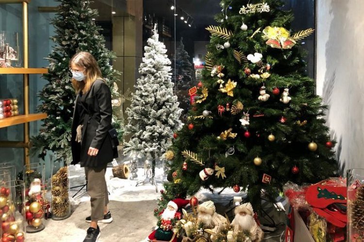 سابقة في السعودية أجواء احتفالية بعيد الميلاد وانتشار لشجرة الكريسماس وقبعات سانتا كلوز