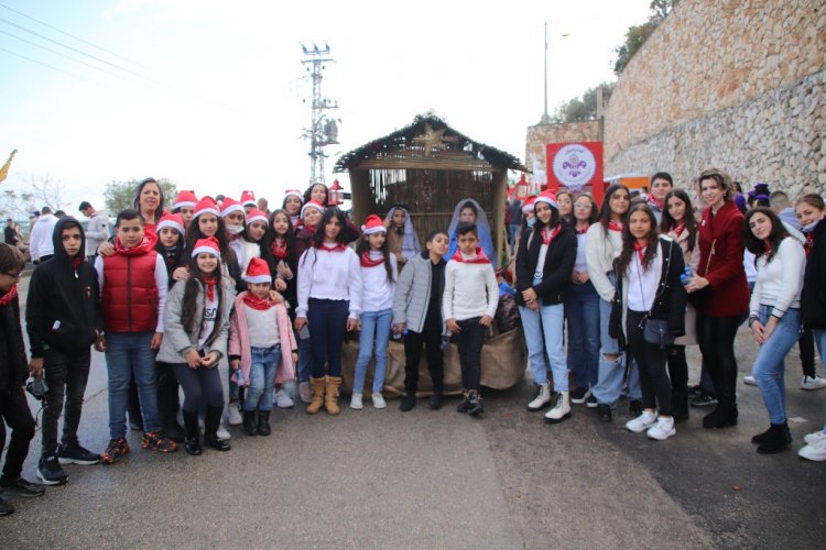 الآلاف يشاركون في مسيرة الميلاد التقليدية في مدينة البشارة الناصرة