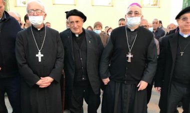 وفد مسيحي- إسلامي فلسطيني رفيع يقدم العزاء لأهالي مدينة عقربا بشهداء لقمة العيش