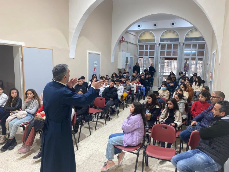 الأب اندراوس بحوث يلتقي شبيبة "مهد الفادي" في حديث روحاني حول الصوم الأربعيني