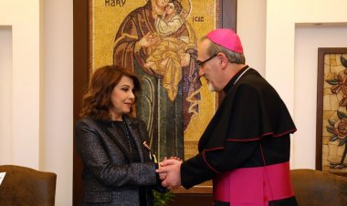 البطريرك بيتسابالا يمنح الفنانة ماجدة الرومي وسام الصليب الذهبيّ