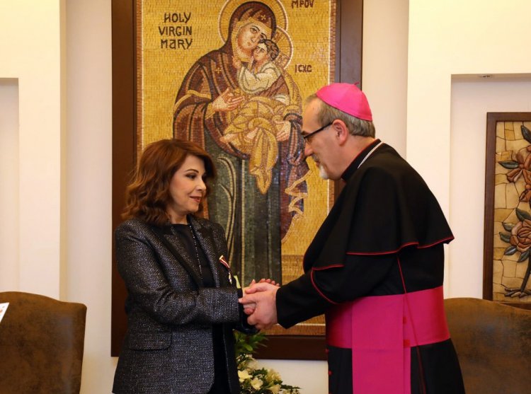 البطريرك بيتسابالا يمنح الفنانة ماجدة الرومي وسام الصليب الذهبيّ