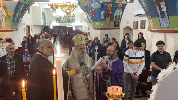 المطران عطا الله حنا يزور قرية عبلين ويترأس قداسا في كنيستها عصر اليوم