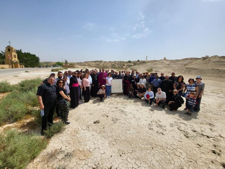 أساقفة وكهنة اقليم القدس والشرق الأوسط وزوجاتهم يزورون المغطس وجبل نيبو