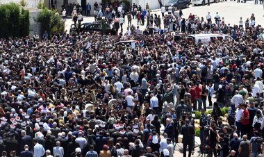 فلسطين تودع شيرين أبو عاقلة بالورود والأهازيج الوطنية والرئيس عباس يمنحها وسام نجمة القدس