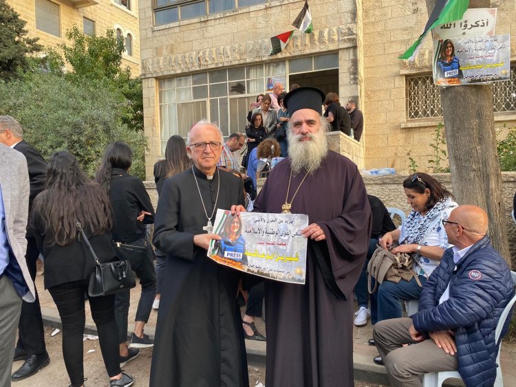 منزل شيرين أبو عاقلة يتحول إلى مركز عزاء وتضامن