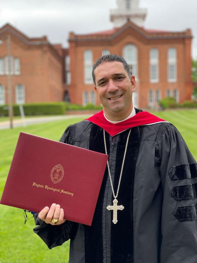 كلية اللاهوت في فرجينيا تمنح المطران حسام نعوم الدكتوراة الفخرية