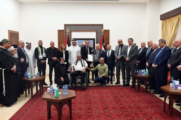 الرئيس محمود عباس يكرم الاعلامية الشهيدة شيرين أبو عاقلة ويمنحها نجمة القدس