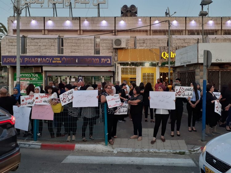 وقفتان احتجاجيتان هزيلتان على مقتل جوهرة خنيفس عند دوار البلدية البلدية