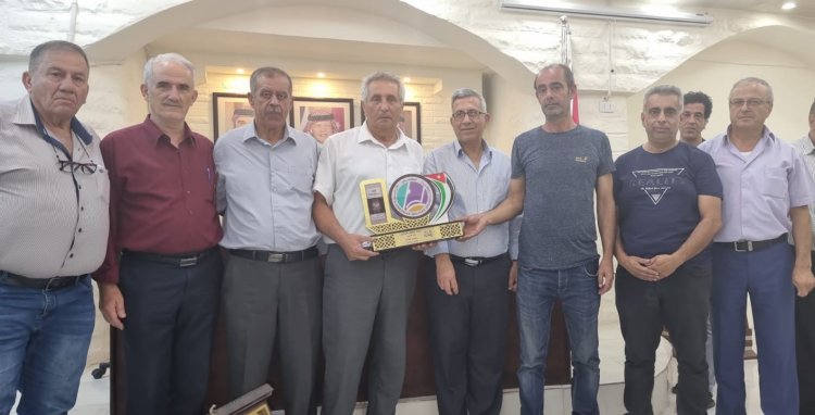 رابطة الكتاب الأردنيين تمنح الكاتب سعيد نفاع درعا تقديريا يستلمه أعضاء أمانة اتحاد الكتاب