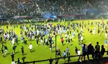 الرئيس الأندونيسي يعد بمراجعة سلامة كرة القدم بعد مقتل العشرات في أحد الملاعب