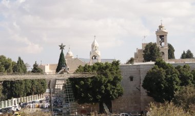 بلدية بيت لحم تباشر بتزيين شوارع المدينة وشجرة الميلاد استعدادا للأعياد المجيدة