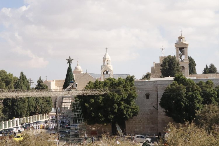 بلدية بيت لحم تباشر بتزيين شوارع المدينة وشجرة الميلاد استعدادا للأعياد المجيدة