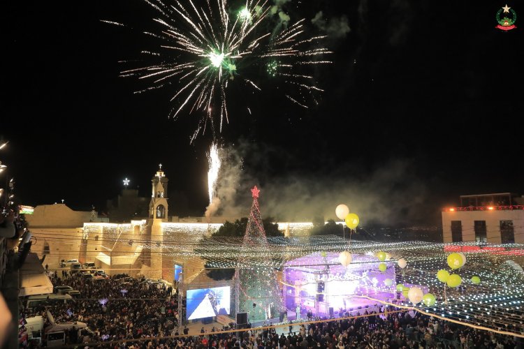 مدينة ميلاد المسيح، بيت لحم تنير سماءها مع إضاءة شجرة عيد الميلاد المجيد