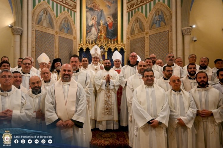 البطريرك بيتسابالا يترأس قداسا احتفاليا لمرور 170 عاما على المعهد الإكليريكي ورسامة شماسية