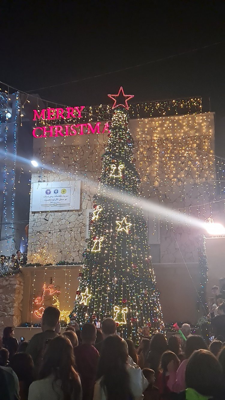 قرية أبو سنان تحتفل باضاءة شجرة الميلاد بمشاركة هيئاتها وأهلها