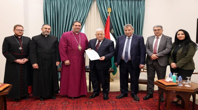 كنائس القدس تُسلم الرئيس الفلسطيني محمود عباس دعوات لحضور احتفالات عيد الميلاد