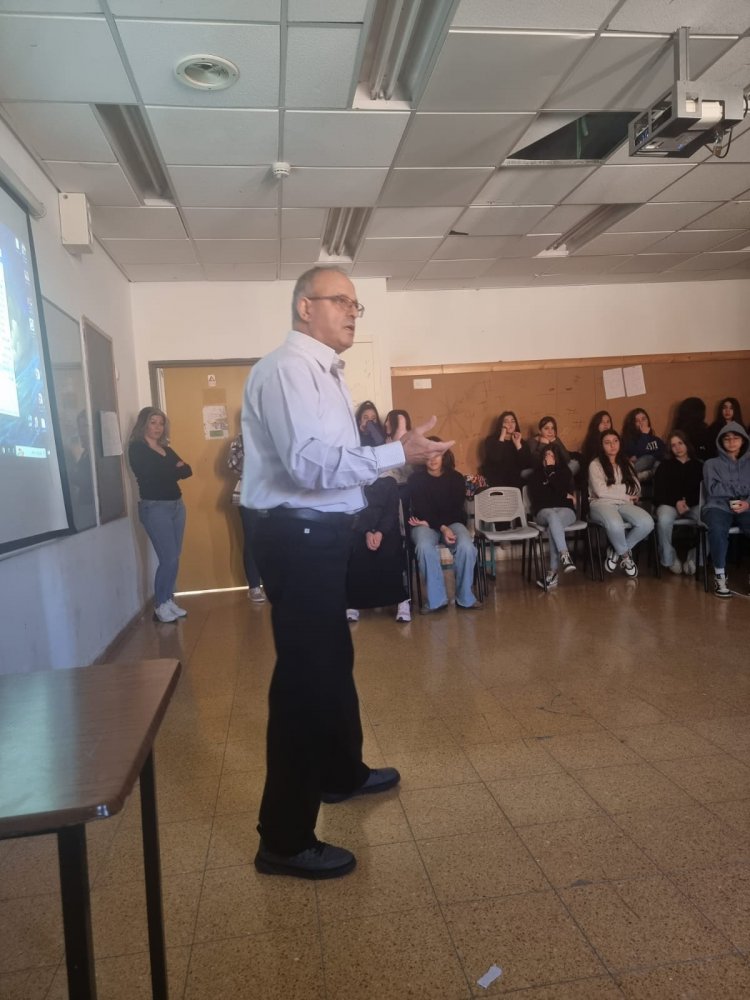 الكاتب زياد شليوط يحاضر حول الأدب الساخر أمام طلاب الإعدادية في مجدل شمس