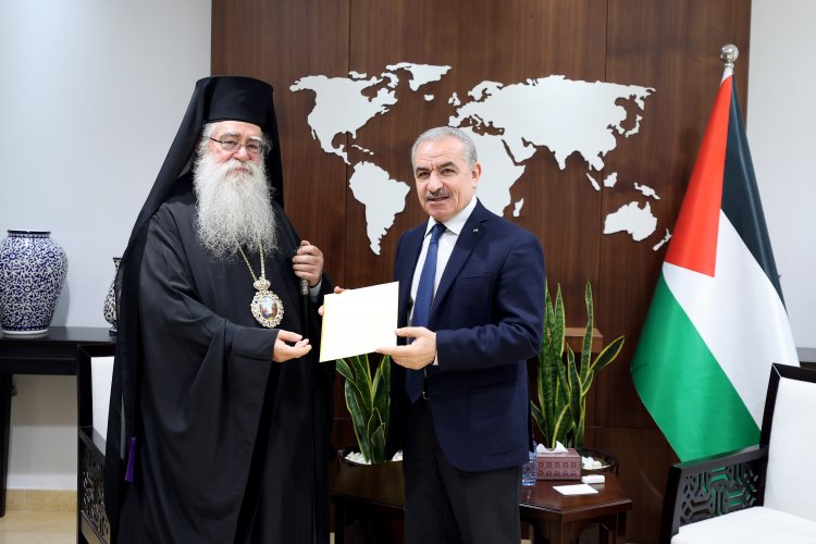 رئيس الوزراء الفلسطيني يتسلم دعوة لحضور قداس منتصف الليل وفق التقويم الشرقي في كنيسة المهد